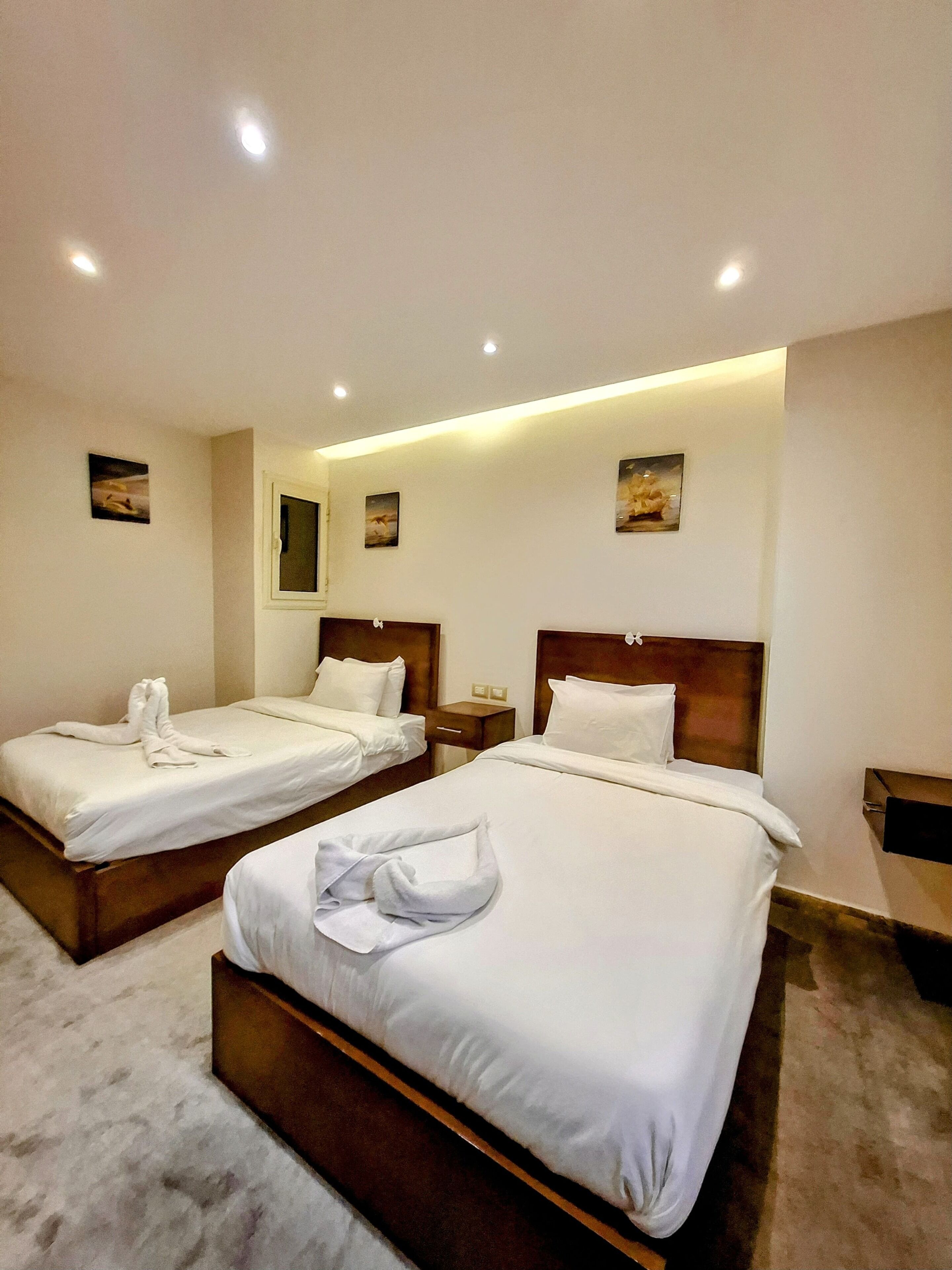 Sábanas de algodón egipcio, ropa de cama de alta calidad y minibar 