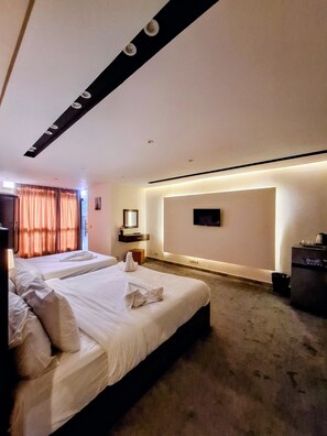 Phòng 4 Deluxe, quang cảnh núi | Bộ trải giường bằng vải cotton Ai Cập, bộ đồ giường cao cấp, minibar 