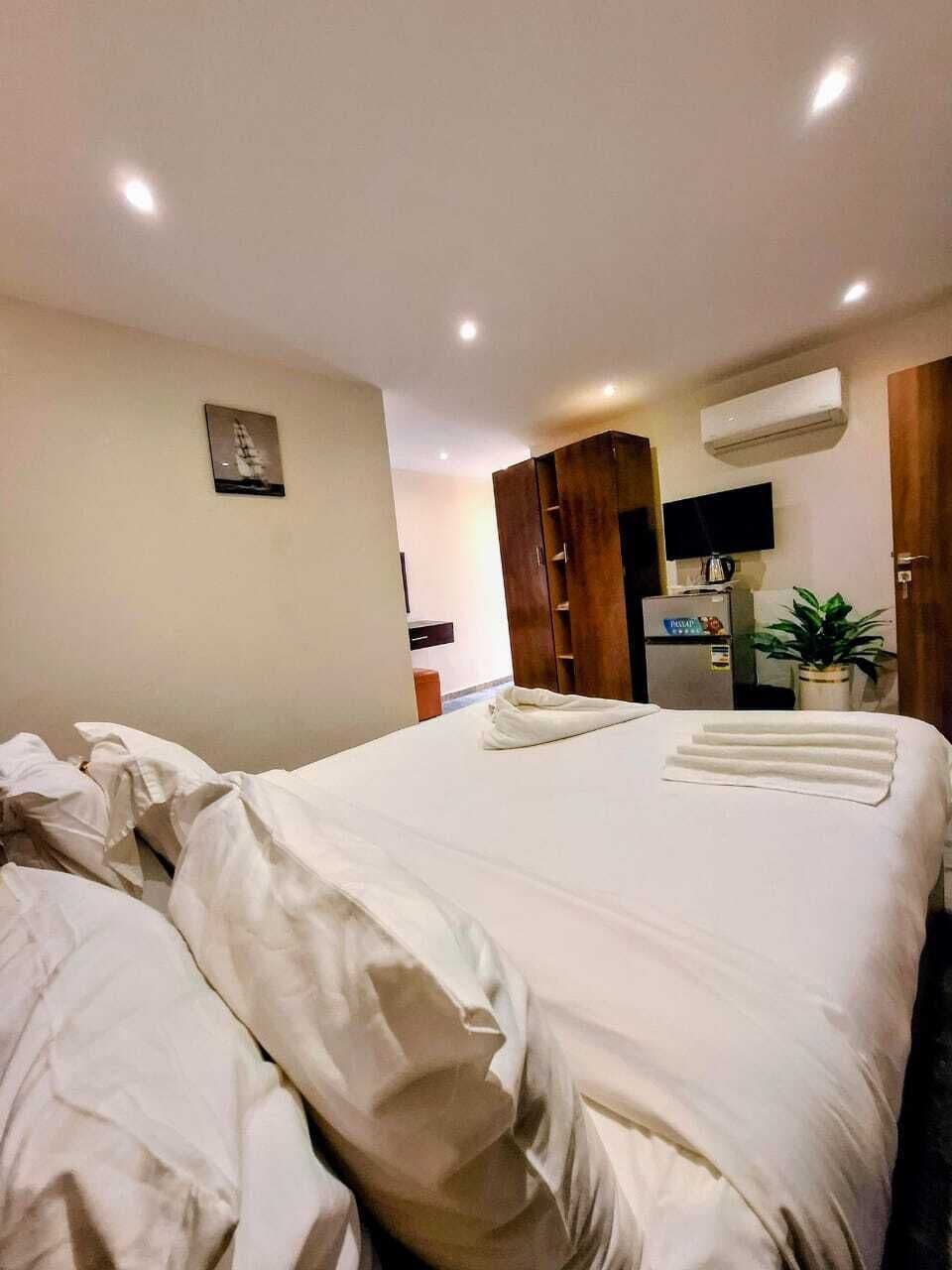 Sábanas de algodón egipcio, ropa de cama de alta calidad y minibar 