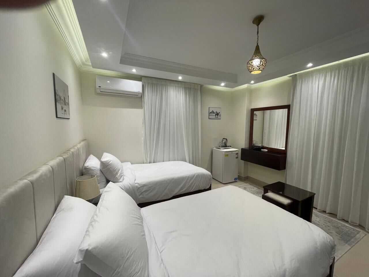 ملاءات من القطن المصري وأغطية فراش متميزة وميني بار وخزنة داخل الغرفة