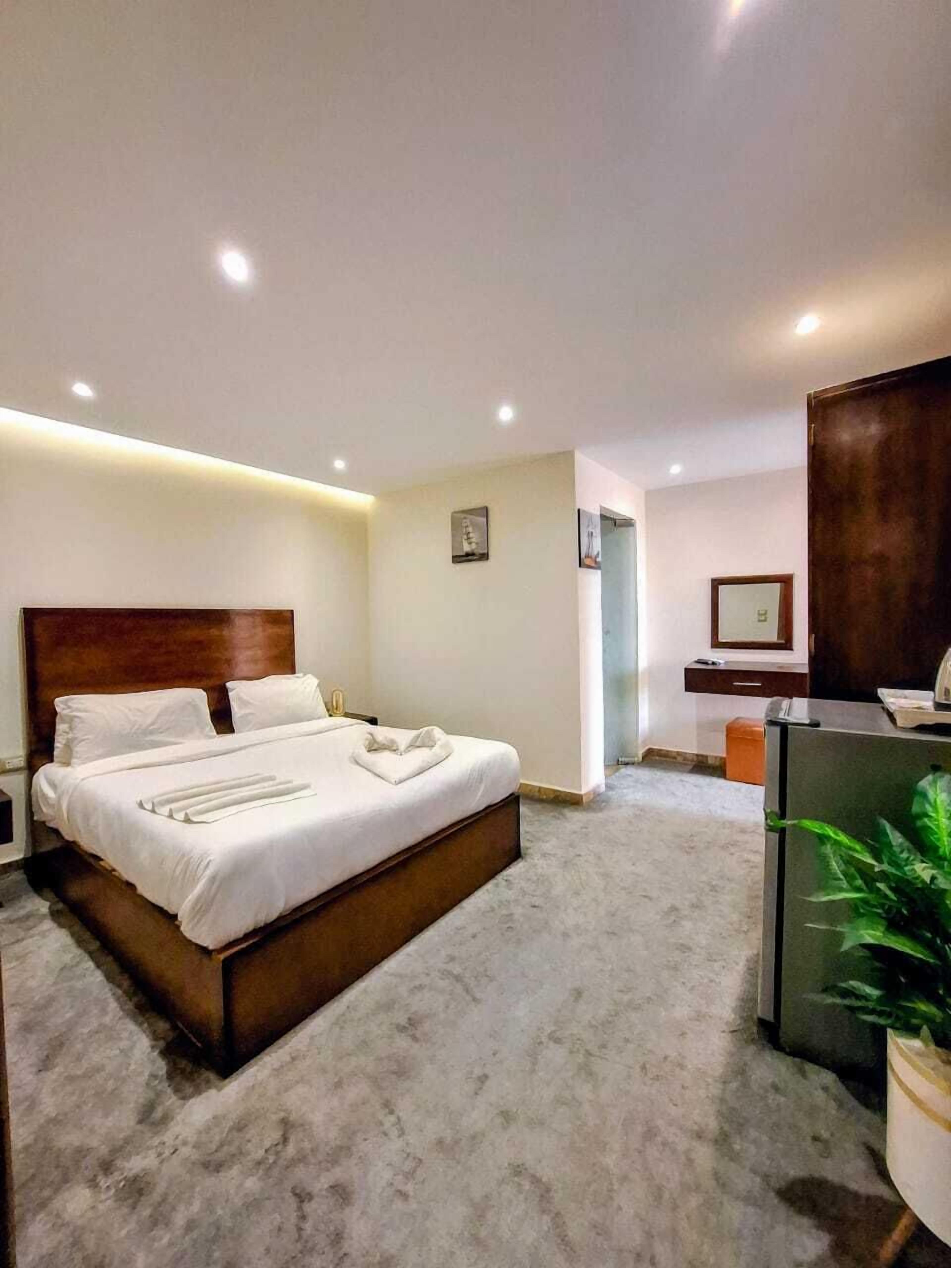 Sábanas de algodón egipcio, ropa de cama de alta calidad y minibar 