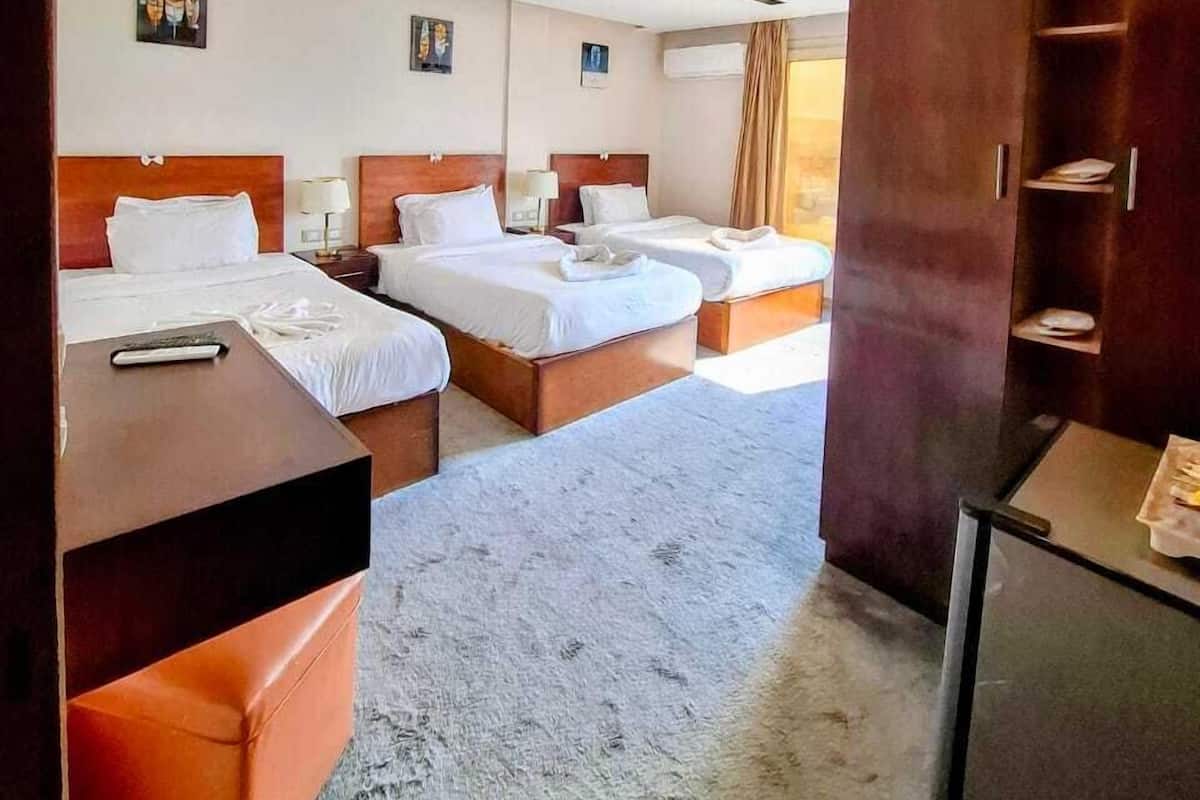 Tremannsrom – familie, fjellutsikt | Sengetøy i egyptisk bomull, sengetøy av topp kvalitet og minibar