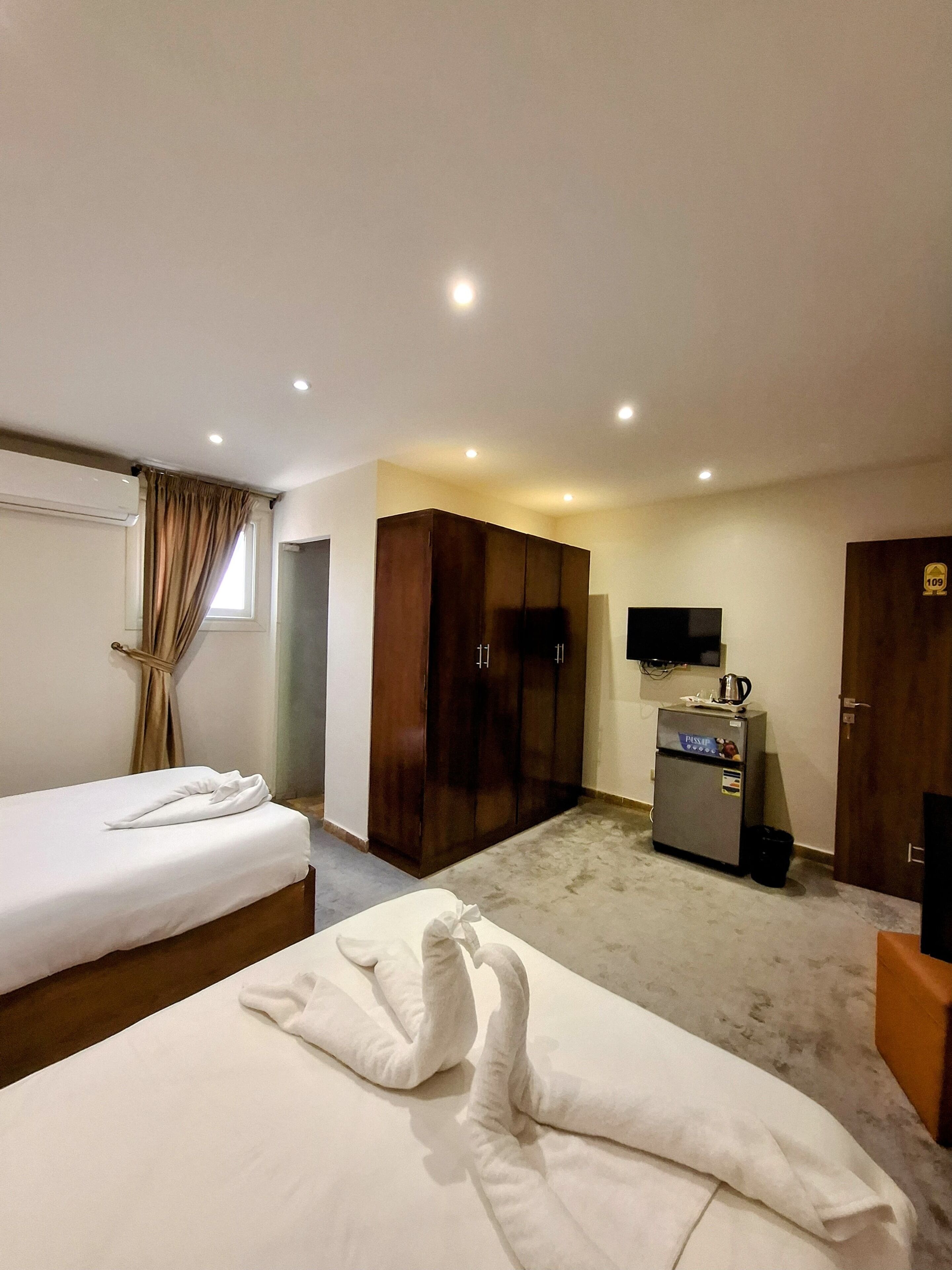 Sábanas de algodón egipcio, ropa de cama de alta calidad y minibar 