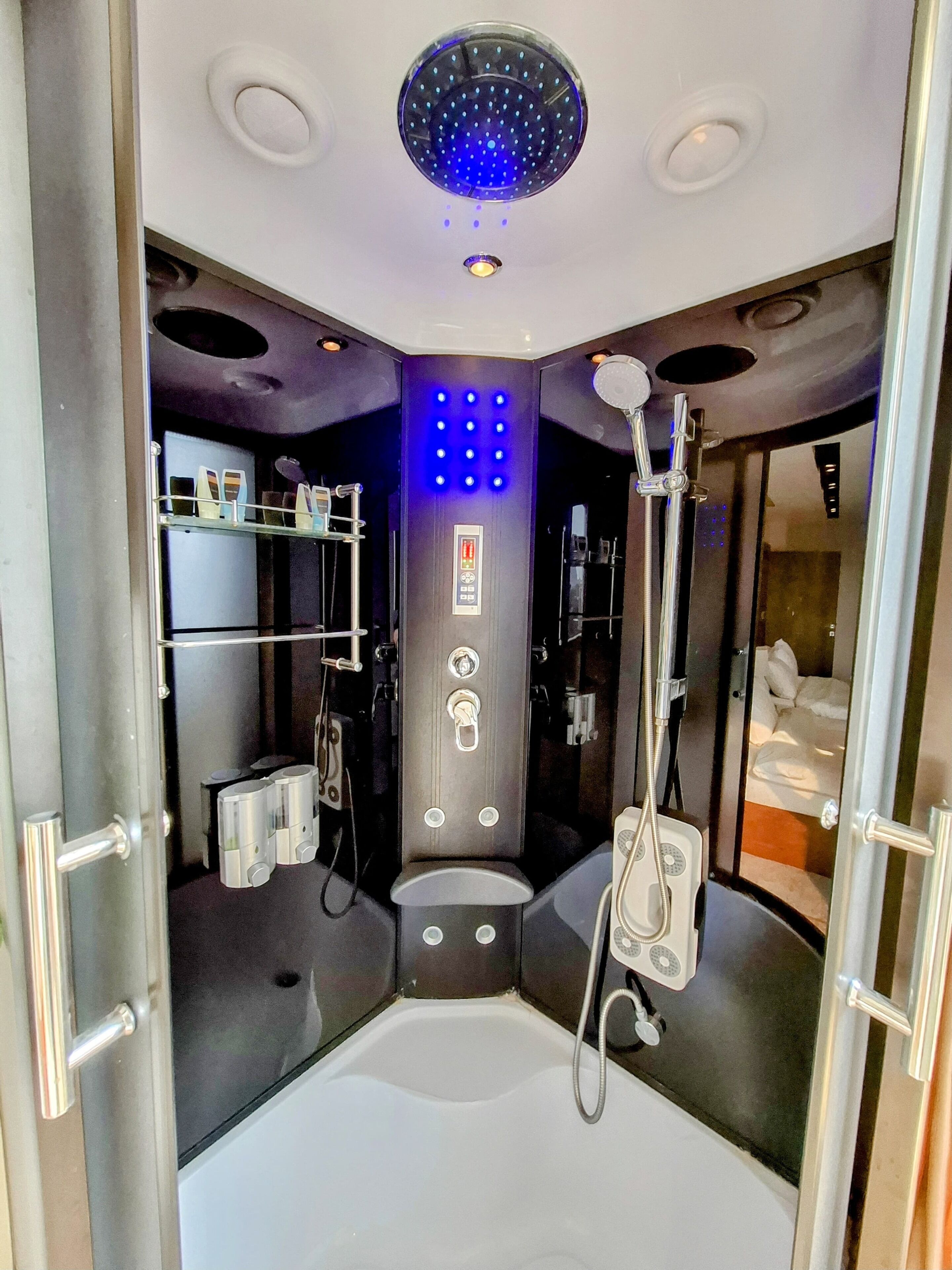 Sábanas de algodón egipcio, ropa de cama de alta calidad y minibar 