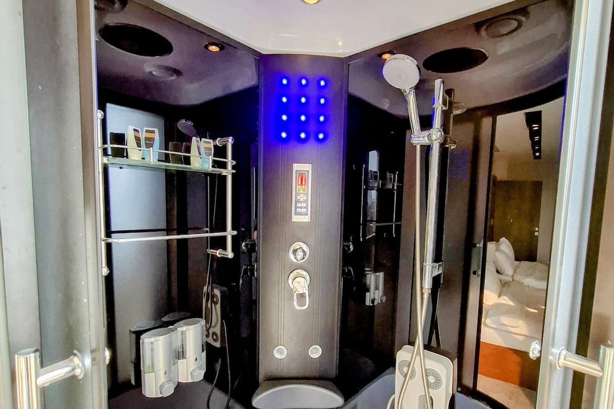 Firemannsrom – deluxe, fjellutsikt | Sengetøy i egyptisk bomull, sengetøy av topp kvalitet og minibar