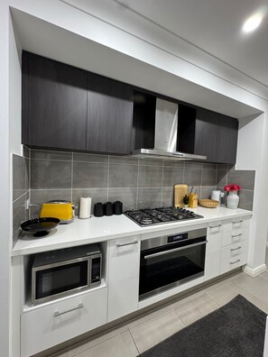 冷蔵庫、電子レンジ、オーブン、コンロ