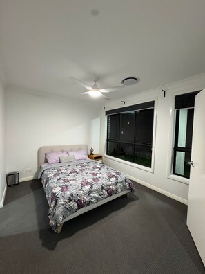 4 室のベッドルーム、デスク、アイロン / アイロン台、WiFi