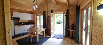 The Chalet Du Bois: Cozy comfort for 2 between garden and woodland