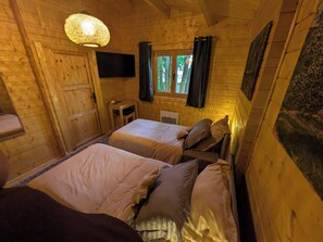 1 bedroom, desk, iron/ironing board, free WiFi - The Chalet Du Bois: Cozy comfort for 2 between garden and woodland (Guerville)
