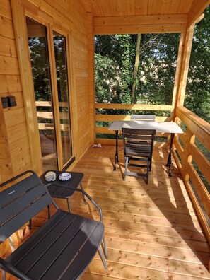Outdoor dining - The Chalet Du Bois: Cozy comfort for 2 between garden and woodland (Guerville)