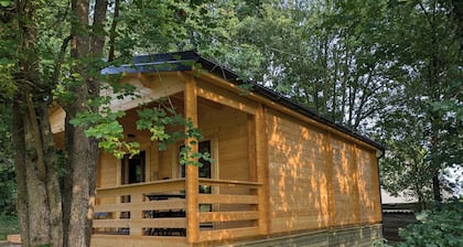 The Chalet Du Bois: Cozy comfort for 2 between garden and woodland