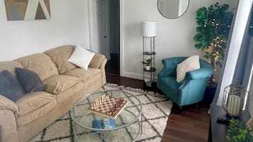 Älytelevisio, takka, kirjoja