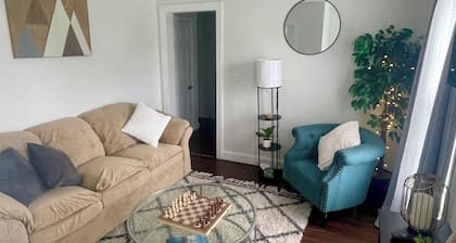 New England Charm & Easy City Access Recently Renovated Apt in Leicester