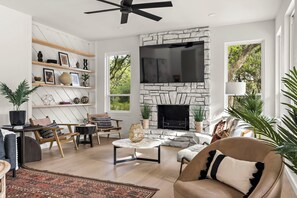 Smart-tv en een open haard