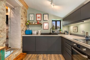 Kjøleskap, mikrobølgeovn, ovn og oppvaskmaskin