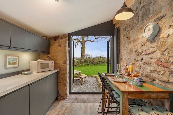 Kühlschrank, Mikrowelle, Ofen, Geschirrspüler