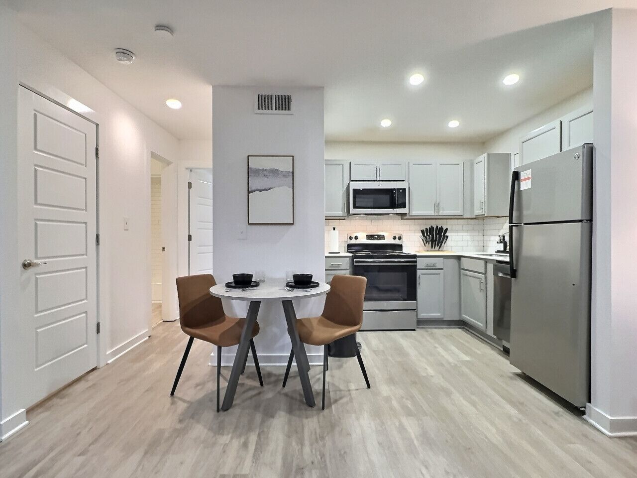 Geladeira, micro-ondas, fogão, cooktop