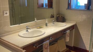 Een haardroger, een bidet, handdoeken, zeep