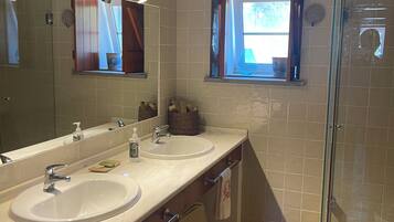 Een haardroger, een bidet, handdoeken, zeep