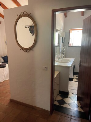 Secadora de cabello, bidet, toallas, jabón 
