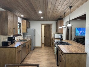 Microondas, horno, placa de cocina y lavavajillas