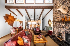 Smart TV, fireplace - Rocky Top - Condo in Midtown Ruidoso (Ruidoso)