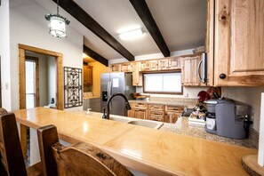 Fridge, microwave, oven, stovetop - Rocky Top - Condo in Midtown Ruidoso (Ruidoso)