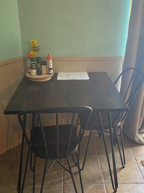 Dining - Charming Studio, Great outdoor space. Located between beach and downtown!  (Fort Myers)