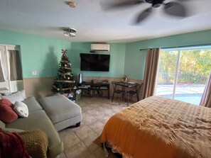 1 bedroom, WiFi, bed sheets - Charming Studio, Great outdoor space. Located between beach and downtown!  (Fort Myers)
