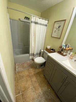 Toallas, jabón, papel de baño 