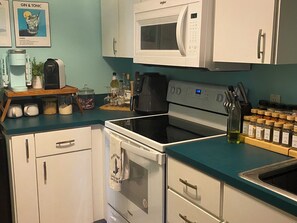 Fridge, microwave, oven, stovetop - Charming Studio, Great outdoor space. Located between beach and downtown!  (Fort Myers)