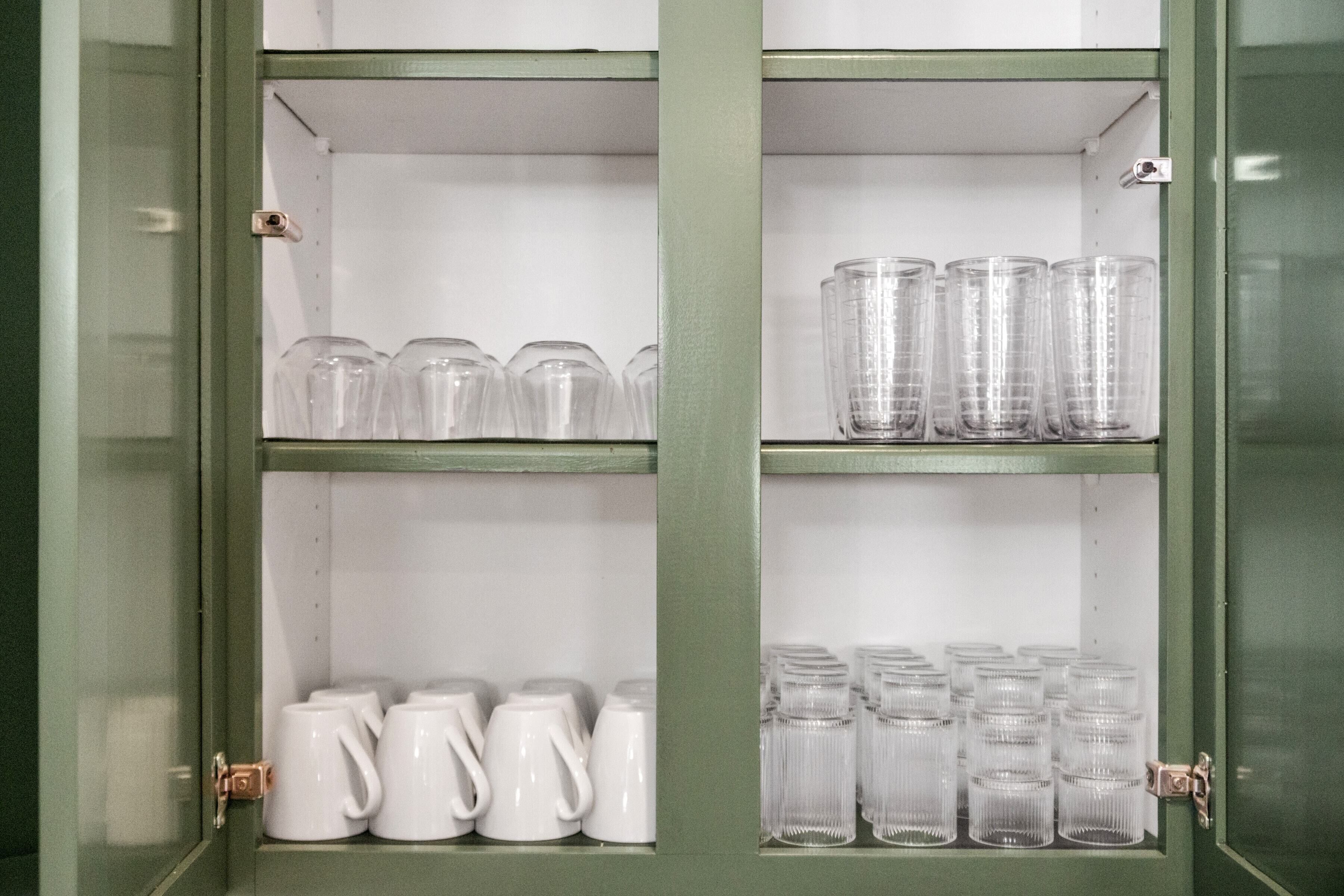 Plastic wine glasses, mugs, cups