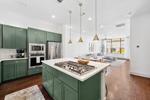 Refrigerador, microondas, horno, placa de cocina