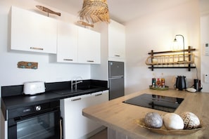 Refrigerador, microondas, horno y parrilla de estufa