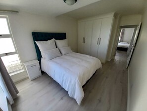 2 عدّة غرف نوم ومكواة/لوح كي وواي فاي وملاءات أسرّة