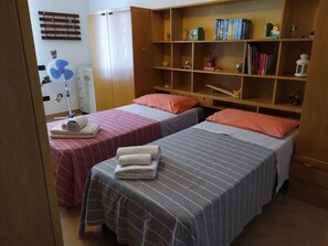 2 habitaciones, tabla de planchar con plancha, wifi y ropa de cama 