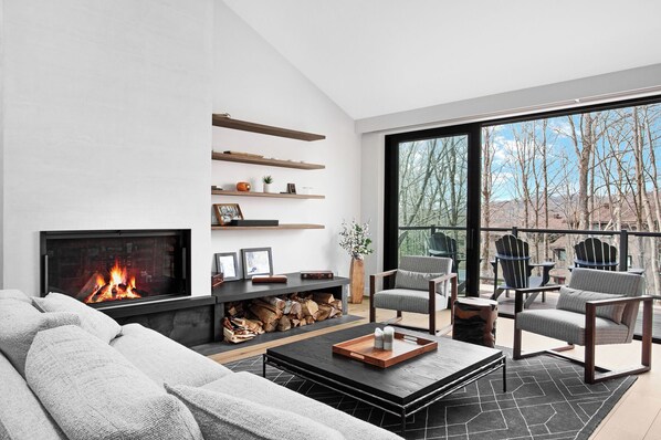 Living area - Ski in Ski Out Cozy Slope Side Mont Tremblant Chalet (Mont-Tremblant)