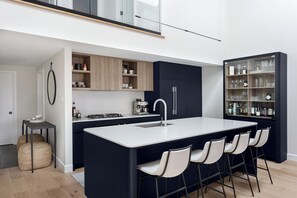 Private kitchen - Ski in Ski Out Cozy Slope Side Mont Tremblant Chalet (Mont-Tremblant)