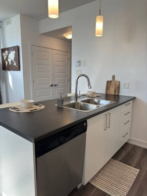 Fridge, microwave, oven, stovetop - Logement complet près du centre-ville (Gatineau)