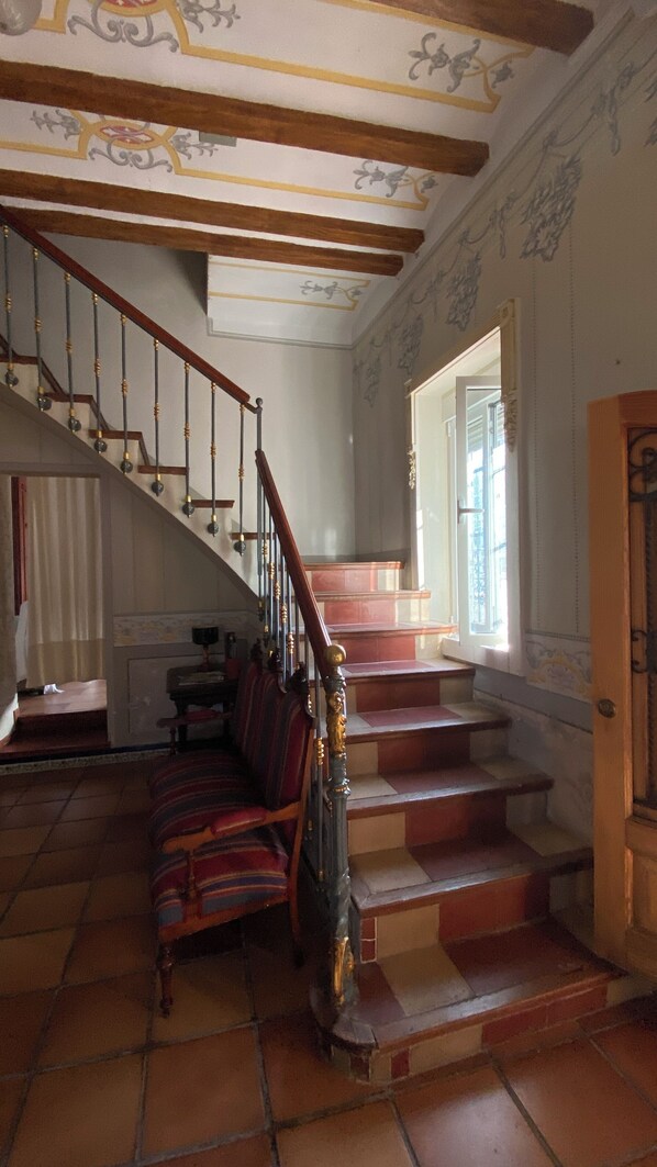 A grand staircase with ornate railings leading to a landing. - Room-disconnection and Comfort in Nature (Alzira)