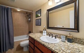 Secador de pelo, toallas, jabón, papel higiénico