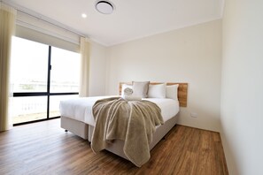 3 室のベッドルーム、アイロン / アイロン台、WiFi、ベッドシーツ