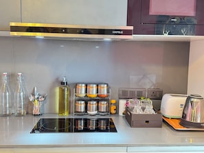 Fridge, microwave, stovetop, dishwasher