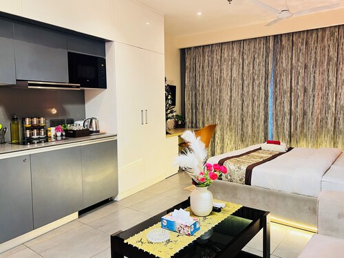 CITYSCAPE BY ROYAL RETREAT SUITES 





