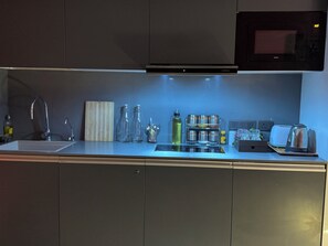 Fridge, microwave, stovetop, dishwasher