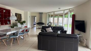 Télévision, cheminée