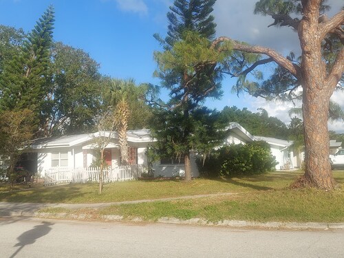 Charming 2-bedroom house in amazing Sarasota close to all yet quiet.petfriendly