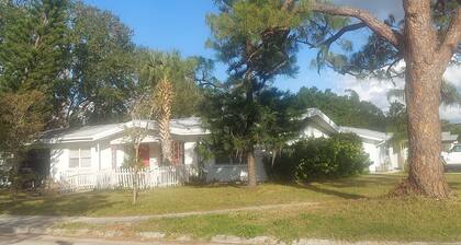 Charming 2-bedroom house in amazing Sarasota close to all yet quiet.petfriendly