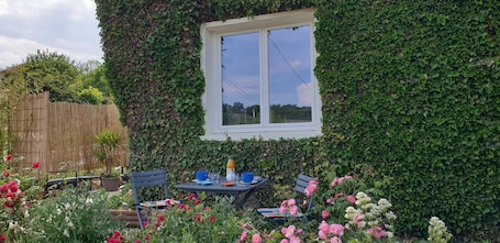 Outdoor dining. The Maison en Feuilles: a charming retreat with garden, terrace, perfect for 2