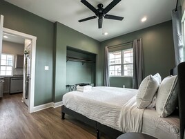 1 habitación, cortinas blackout y tabla de planchar con plancha 